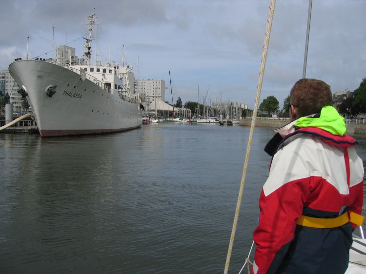 entrée au port de Lorient Centre, à gauche, le navire Océanique, le Thalassa