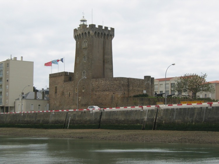 La Tour d'Arundel et le Chateau St Clair dans le chenal d'accès au port